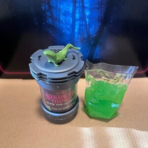 Netflix Stranger Things Slime Vial Test Tube With Mini 2 Inch Dart Figure